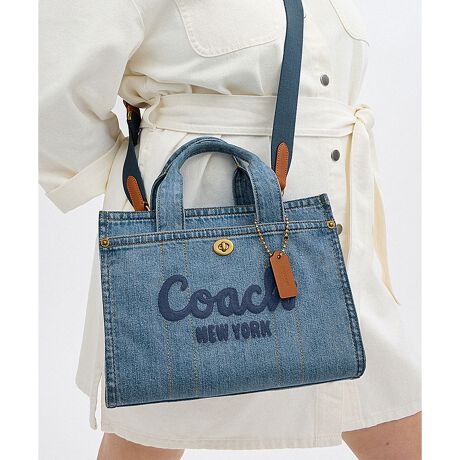 [^ԁFCR659 B4IN]J[S g[g 26KvȂ̂i邾j^ׂAyꂵJ[S g[gBJWAN[ȃfj̃fUCɁAR[`̕ML̂̃ShJƃACRjbNȃ^[bNڂ܂BԂȃTCY26́AiPadTCYB2̃|PbgɕKioꂵ₷[Bt̃EFrOXgbvtāA|΂ߊ|łg܂BWbvgbvJ͏ɓ肱ތ`̂߁AAE^[uĎ^łBE uh̊młNtg}VbvŎdグg[gobOE fjAoPb^ U[E Wbv gbvJAntE nh{̂܂10cmE OɃ^[bNAXibvt|PbgE O\XgbvA{̂܂ł̒61cmi|΂ߊ|2WAYdlj D݂ŕʔXgbvɕtւăAW\BE c19.5cm x 26cm x }`13cmE 11C`iPad ProAz܂Ŏ[\E d680ggp̃p\RX}[gtH̉ʐݒ@ɂۂ̃J[ƈقȂČꍇ܂ByCOACHɂāz1941NɃj[[NőnO[ot@bVuhłBƋ@\˔R[`iɂ́AnNtg}Vbvוɂ܂łɍs͂Aō̎gSnƃX^C͂܂BR[`ւNVbN X^CƗDꂽNIeB́Aj[[N }nb^̃tgŁA80NȏOAŏ̃R[`̊viꂽɊmꂽ̂łB1941N̑nƂ璷NoĂh邪ȂR[`̖{BiAϋvA@\AX^Cƌl{uhƎxAWF_[XɎgfUCLxɂAMtgɂ߂łBNGCeBuEfBN^[̃X`A[gEB@[X̃rWƁÃz[^Ełj[[ŃAN󂯓piCN[VujAėEC鐸_ɃCXpCAAN炵悤ɁAîÂs܂B