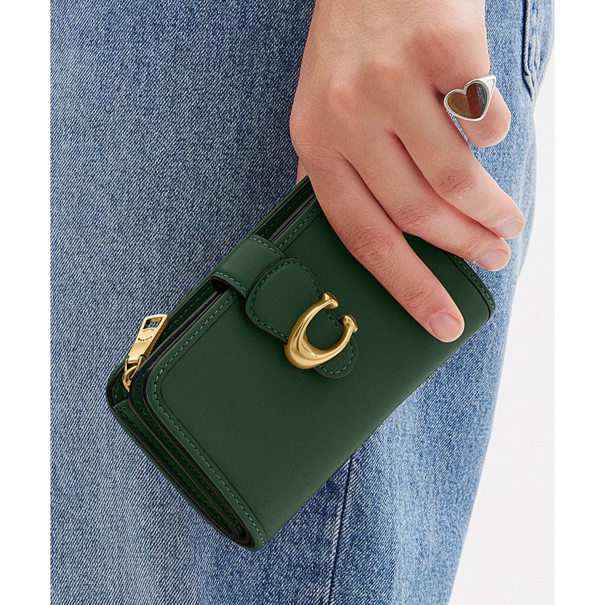 美品　COACH　コーチ　タビーミディアムウォレット　現行　レザー　グリーン COACHタビーミディアムウォレット、グリーン