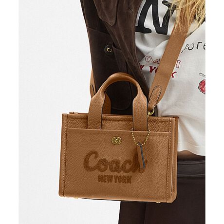 [^ԁFCAM66 B4T7J]J[S g[g obO 26Eyu U[EWbv gbvJAntEnh{̂܂10cmEOɃ^[bN |PbgAXibvt|PbgEO\XgbvA{̂܂ł̒61cmi|΂ߊ|2WAYdljEc19.5cm x 26cm x }`13cmE11C`iPad ProAz܂Ŏ[\gp̃p\RX}[gtH̉ʐݒ@ɂۂ̃J[ƈقȂČꍇ܂ByCOACHɂāz1941NɃj[[NőnO[ot@bVuhłBƋ@\˔R[`iɂ́AnNtg}Vbvוɂ܂łɍs͂Aō̎gSnƃX^C͂܂BR[`ւNVbN X^CƗDꂽNIeB́Aj[[N }nb^̃tgŁA80NȏOAŏ̃R[`̊viꂽɊmꂽ̂łB1941N̑nƂ璷NoĂh邪ȂR[`̖{BiAϋvA@\AX^Cƌl{uhƎxAWF_[XɎgfUCLxɂAMtgɂ߂łBNGCeBuEfBN^[̃X`A[gEB@[X̃rWƁÃz[^Ełj[[ŃAN󂯓piCN[VujAėEC鐸_ɃCXpCAAN炵悤ɁAîÂs܂B