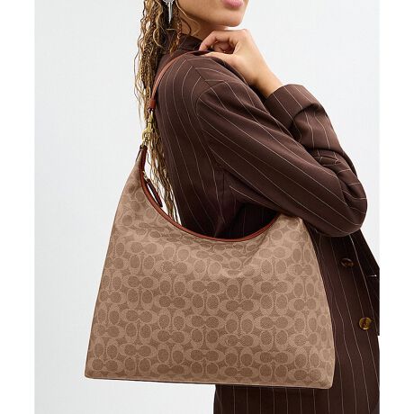 [^ԁFCAM28 B4XHG]WGbg V_[ obO 38EVOl`[ LoX^CXȃX^CɂЂ˂WGbgBƂ̐ꂽVGbgɁAR[`́gCh̃n[hEFAڂ܂BVOl`[ R[ebh LoXƃt@Ch J[t U[ōグ܂BA4TCY13C` m[gp\RTCỸC[͎d؂̂ȂfUCB|PbgɕKi[ł܂BobOɕKvȗvfقڂׂĔAX^CbVŋ@\IȃobOłBE uh̊młNtg}VbvŎdグV_[obOE VOl`[ R[ebh LoXAt@Ch J[t U[E ɃXibvt|PbgE Wbv gbvJAntE O\V[g XgbvA{̂܂ł̒30.5cmE c38cm x 38cm x }`13.5cmE A4TCYA13C` m[gp\R܂Ŏ[\gp̃p\RX}[gtH̉ʐݒ@ɂۂ̃J[ƈقȂČꍇ܂ByCOACHɂāz1941NɃj[[NőnO[ot@bVuhłBƋ@\˔R[`iɂ́AnNtg}Vbvוɂ܂łɍs͂Aō̎gSnƃX^C͂܂BR[`ւNVbN X^CƗDꂽNIeB́Aj[[N }nb^̃tgŁA80NȏOAŏ̃R[`̊viꂽɊmꂽ̂łB1941N̑nƂ璷NoĂh邪ȂR[`̖{BiAϋvA@\AX^Cƌl{uhƎxAWF_[XɎgfUCLxɂAMtgɂ߂łBNGCeBuEfBN^[̃X`A[gEB@[X̃rWƁÃz[^Ełj[[ŃAN󂯓piCN[VujAėEC鐸_ɃCXpCAAN炵悤ɁAîÂs܂B