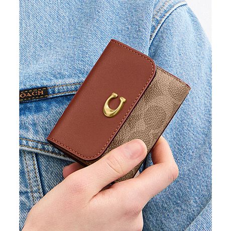 [^ԁFCAN48 B4XHG]GbZV J[h z_[ EHbgEVOl`[ LoXRpNgȃfUCȂ琮ڂ₷AJ[hz_[tO܂zBVOl`[ R[ebh LoXƃt@Ch J[t U[ŎdĂVGbgɁAR[`́gCh̃n[hEFAڂ܂B~jTCY̓4̃J[hXbgAD[Bt̃XibvJ[hP[X́AJ[hXbgƊg}`tWbv|PbgĂAƂłɒP̂łg܂BE uh̏㎿ȊvɂO܂zE VOl`[ R[ebh LoXAt@Ch J[t U[E J[hXbg x 4E DE XibvJE O\J[h P[XAJ[hXbg x 1AWbv |PbgE c7.5cm x 10cm x }`2cmgp̃p\RX}[gtH̉ʐݒ@ɂۂ̃J[ƈقȂČꍇ܂ByCOACHɂāz1941NɃj[[NőnO[ot@bVuhłBƋ@\˔R[`iɂ́AnNtg}Vbvוɂ܂łɍs͂Aō̎gSnƃX^C͂܂BR[`ւNVbN X^CƗDꂽNIeB́Aj[[N }nb^̃tgŁA80NȏOAŏ̃R[`̊viꂽɊmꂽ̂łB1941N̑nƂ璷NoĂh邪ȂR[`̖{BiAϋvA@\AX^Cƌl{uhƎxAWF_[XɎgfUCLxɂAMtgɂ߂łBNGCeBuEfBN^[̃X`A[gEB@[X̃rWƁÃz[^Ełj[[ŃAN󂯓piCN[VujAėEC鐸_ɃCXpCAAN炵悤ɁAîÂs܂B