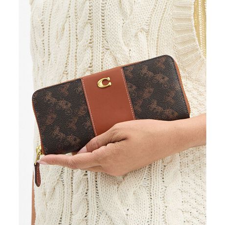 [^ԁFCAN81 B4AWV]GbZV X AR[fBI Wbv EHbgEz[X Ah LbW vgACRjbNȃz[X Ah LbW̃fW^ vebh U[ƃt@Ch U[ŎdĂzBJƂƂ肠CeALWbv AEhJłBɂ8w̃J[hXbgA܂炸Ɏ[\ȎDAWbvtKȂǂtĂAKiƎ[ł܂BE uh̏㎿Ȋvɂ钷zE fW^ vebh U[At@Ch J[t U[E J[hXbg x 8E Di܂炸Ɏ[\jE WbvtKE WbvAEhJE OɃ|PbgE c9cm x 19.5cm x }`2cmgp̃p\RX}[gtH̉ʐݒ@ɂۂ̃J[ƈقȂČꍇ܂ByCOACHɂāz1941NɃj[[NőnO[ot@bVuhłBƋ@\˔R[`iɂ́AnNtg}Vbvוɂ܂łɍs͂Aō̎gSnƃX^C͂܂BR[`ւNVbN X^CƗDꂽNIeB́Aj[[N }nb^̃tgŁA80NȏOAŏ̃R[`̊viꂽɊmꂽ̂łB1941N̑nƂ璷NoĂh邪ȂR[`̖{BiAϋvA@\AX^Cƌl{uhƎxAWF_[XɎgfUCLxɂAMtgɂ߂łBNGCeBuEfBN^[̃X`A[gEB@[X̃rWƁÃz[^Ełj[[ŃAN󂯓piCN[VujAėEC鐸_ɃCXpCAAN炵悤ɁAîÂs܂B