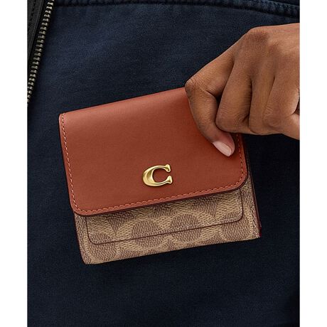 [^ԁFCAT56 B4XHG]~ X[ tbv EHbgEVOl`[ LoXꂽ@\IȃfUC͂̃~Bgɂ҂ȓ܂złBt@Ch J[t U[ƃVOl`[ LoXōグRpNgȃX^CɁAR[`́gCh̃n[hEFAڂ܂BOɂ͎g₷WbvJ̃}`tKBXibv{^JƁA6̃J[hXbgƎDꂪL܂Btbvɂ́A悭gIDJ[hɕ֗ȃq[[ J[hXbgBE uh̏㎿Ȋvɂ~jzE VOl`[ R[ebh LoXAt@Ch J[t U[E J[hXbg x 6E DE XibvJE OɃWbvtKE c9.5cm x 11cm x }`1cmgp̃p\RX}[gtH̉ʐݒ@ɂۂ̃J[ƈقȂČꍇ܂ByCOACHɂāz1941NɃj[[NőnO[ot@bVuhłBƋ@\˔R[`iɂ́AnNtg}Vbvוɂ܂łɍs͂Aō̎gSnƃX^C͂܂BR[`ւNVbN X^CƗDꂽNIeB́Aj[[N }nb^̃tgŁA80NȏOAŏ̃R[`̊viꂽɊmꂽ̂łB1941N̑nƂ璷NoĂh邪ȂR[`̖{BiAϋvA@\AX^Cƌl{uhƎxAWF_[XɎgfUCLxɂAMtgɂ߂łBNGCeBuEfBN^[̃X`A[gEB@[X̃rWƁÃz[^Ełj[[ŃAN󂯓piCN[VujAėEC鐸_ɃCXpCAAN炵悤ɁAîÂs܂B