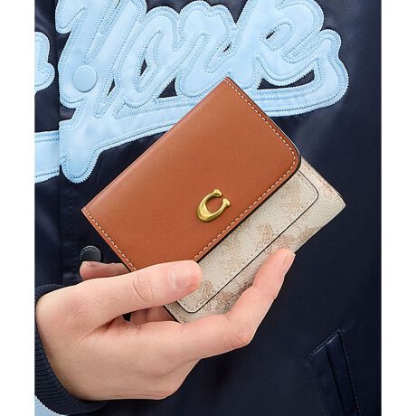 [^ԁFCAT57 B4RGL]~ X[ tbv EHbgEz[X Ah LbW vgꂽ@\IȃfUC͂̃~Bgɂ҂ȓ܂złBvebh R[ebh LoXƃt@Ch J[t U[ōグRpNgȃX^CɁAR[`́gCh̃n[hEFAڂ܂BOɂ͎g₷WbvJ̃}`tKBXibv{^JƁA6̃J[hXbgƎDꂪL܂Btbvɂ́A悭gIDJ[hɕ֗ȃq[[ J[hXbgBE uh̏㎿Ȋvɂ~jzE vebh R[ebh LoXAt@Ch J[t U[E J[hXbg x 6E DE XibvJE OɃWbvtKE c9.5cm x 11cm x }`1cmgp̃p\RX}[gtH̉ʐݒ@ɂۂ̃J[ƈقȂČꍇ܂ByCOACHɂāz1941NɃj[[NőnO[ot@bVuhłBƋ@\˔R[`iɂ́AnNtg}Vbvוɂ܂łɍs͂Aō̎gSnƃX^C͂܂BR[`ւNVbN X^CƗDꂽNIeB́Aj[[N }nb^̃tgŁA80NȏOAŏ̃R[`̊viꂽɊmꂽ̂łB1941N̑nƂ璷NoĂh邪ȂR[`̖{BiAϋvA@\AX^Cƌl{uhƎxAWF_[XɎgfUCLxɂAMtgɂ߂łBNGCeBuEfBN^[̃X`A[gEB@[X̃rWƁÃz[^Ełj[[ŃAN󂯓piCN[VujAėEC鐸_ɃCXpCAAN炵悤ɁAîÂs܂B