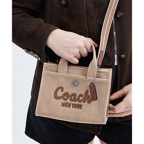 [^ԁFCZ098 LHVRA]J[S g[g obO 20KvȂ̂i邾j^ׂAyꂵJ[S g[gBR[`̕ML̂̃ShJƃACRjbNȃ^[bNڂ܂BԂȃTCY20́AɃX}[gtHTCYBO2̃|PbgɕKioꂵ₷[Bt̃EFrOXgbvtāA|΂ߊ|łg܂B_nێEĐAlAy̌SƐY߁AYfzʂ𑝉郊WFleBu_Ƃ̗p_ꂩ璲BRbg*gpBnւ̉e}R[`̎g݂_ɂAiACełBǂɂoĂAobN̒ɒnւ̗Dl܂Ă܂B *g~OE uh̏㎿Ȋvɂ~jobOE LoXAOXOCE Wbv gbvJE nh{̂܂7.5cmE OɃ^[bNAXibv |PbgE O\XgbvA{̂܂ł̒62cmi|΂ߊ|2WAYdlj D݂ŕʔXgbvɕtւăAW\BE c15cm x 20cm x }`11cmE iPhone 15 Pro Maxi6.7C`j܂Ŏ[\gp̃p\RX}[gtH̉ʐݒ@ɂۂ̃J[ƈقȂČꍇ܂ByCOACHɂāz1941NɃj[[NőnO[ot@bVuhłBƋ@\˔R[`iɂ́AnNtg}Vbvוɂ܂łɍs͂Aō̎gSnƃX^C͂܂BR[`ւNVbN X^CƗDꂽNIeB́Aj[[N }nb^̃tgŁA80NȏOAŏ̃R[`̊viꂽɊmꂽ̂łB1941N̑nƂ璷NoĂh邪ȂR[`̖{BiAϋvA@\AX^Cƌl{uhƎxAWF_[XɎgfUCLxɂAMtgɂ߂łBNGCeBuEfBN^[̃X`A[gEB@[X̃rWƁÃz[^Ełj[[ŃAN󂯓piCN[VujAėEC鐸_ɃCXpCAAN炵悤ɁAîÂs܂B