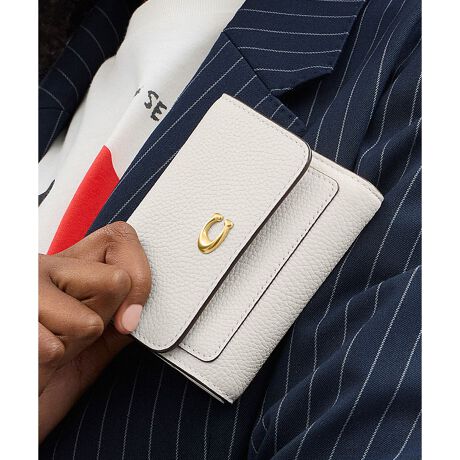 [^ԁFCAO13 B4HA]~ X[ tbv EHbgꂽ@\IȃfUC͂̃~Bgɂ҂ȓ܂złB|bVh yu U[̃RpNgȃX^CɁAR[`́gCh̃n[hEFAڂ܂BOɂ͎g₷WbvJ̃}`tKBXibv{^JƁA6̃J[hXbgƎDꂪL܂Btbvɂ́A悭gIDJ[hɕ֗ȃq[[ J[hXbgBy؃u U[ɂāzŐV̋ZpgpNȂ߂Ɗ痿߂ŎdグA؃uG{XH{Rō̂vBN₩ȐFłBϋvAƉꂪڗɂ㎿ȑfނłBE uh̏㎿Ȋvɂ~jzE |bVh yu U[E J[hXbg x 6E DE XibvJE OɃWbvtKE c9.5cm x 11cm x }`1cmgp̃p\RX}[gtH̉ʐݒ@ɂۂ̃J[ƈقȂČꍇ܂ByCOACHɂāz1941NɃj[[NőnO[ot@bVuhłBƋ@\˔R[`iɂ́AnNtg}Vbvוɂ܂łɍs͂Aō̎gSnƃX^C͂܂BR[`ւNVbN X^CƗDꂽNIeB́Aj[[N }nb^̃tgŁA80NȏOAŏ̃R[`̊viꂽɊmꂽ̂łB1941N̑nƂ璷NoĂh邪ȂR[`̖{BiAϋvA@\AX^Cƌl{uhƎxAWF_[XɎgfUCLxɂAMtgɂ߂łBNGCeBuEfBN^[̃X`A[gEB@[X̃rWƁÃz[^Ełj[[ŃAN󂯓piCN[VujAėEC鐸_ɃCXpCAAN炵悤ɁAîÂs܂B