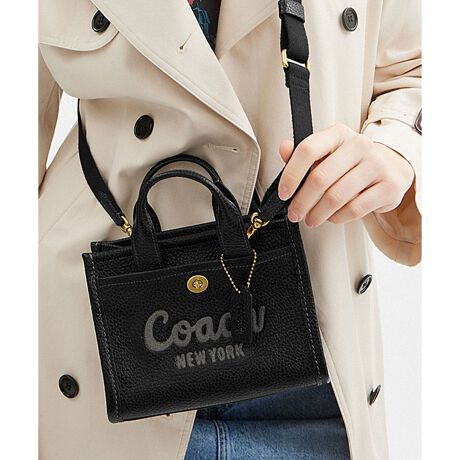 [^ԁFCAO26 B4BK]J[S g[g obO 20KvȂ̂i邾j^ׂAyꂵJ[S g[gBR[`̕ML̂̃ShJƃACRjbNȃ^[bNڂ܂BG{Xh yu U[ōグԂȃTCY20́AɃX}[gtHTCYBO2̃|PbgɕKioꂵ₷[Bt̃TCN |GXẽEFrOXgbvtāA|΂ߊ|łg܂BWbvgbvJ͏ɓ肱ތ`̂߁AAE^[uĎ^łBy؃u U[ɂāzŐV̋ZpgpNȂ߂Ɗ痿߂ŎdグA؃uG{XH{Rō̂vBN₩ȐFłBϋvAƉꂪڗɂ㎿ȑfނłBE uh̏㎿Ȋvɂ~jobOE yu U[E Wbv gbvJAntE nh{̂܂7.5cmE OɃ^[bN |PbgAXibvt|PbgE O\XgbvA{̂܂ł̒62cmi|΂ߊ|2WAYdljE e x 4E c15cm x 20cm x }`11cmE iPhone 15 Pro Maxi6.7C`j܂Ŏ[\gp̃p\RX}[gtH̉ʐݒ@ɂۂ̃J[ƈقȂČꍇ܂ByCOACHɂāz1941NɃj[[NőnO[ot@bVuhłBƋ@\˔R[`iɂ́AnNtg}Vbvוɂ܂łɍs͂Aō̎gSnƃX^C͂܂BR[`ւNVbN X^CƗDꂽNIeB́Aj[[N }nb^̃tgŁA80NȏOAŏ̃R[`̊viꂽɊmꂽ̂łB1941N̑nƂ璷NoĂh邪ȂR[`̖{BiAϋvA@\AX^Cƌl{uhƎxAWF_[XɎgfUCLxɂAMtgɂ߂łBNGCeBuEfBN^[̃X`A[gEB@[X̃rWƁÃz[^Ełj[[ŃAN󂯓piCN[VujAėEC鐸_ɃCXpCAAN炵悤ɁAîÂs܂B