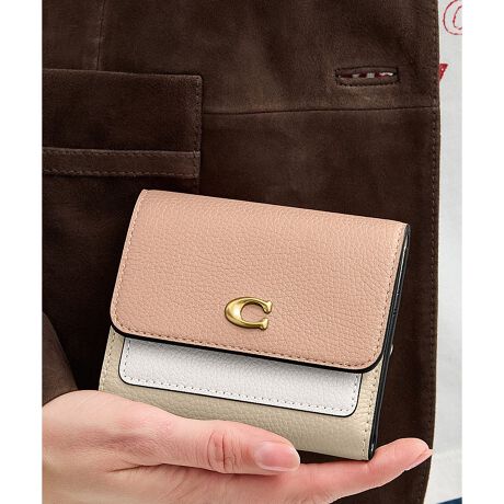 [^ԁFCAO14 B4U3]~ X[ tbv EHbgEJ[ubNꂽ@\IȃfUC͂̃~Bgɂ҂ȓ܂złB|bVh yu U[̃RpNgȃX^CɁAR[`́gCh̃n[hEFAڂ܂BOɂ͎g₷WbvJ̃}`tKBXibv{^JƁA6̃J[hXbgƎDꂪL܂Btbvɂ́A悭gIDJ[hɕ֗ȃq[[ J[hXbgBy؃u U[ɂāzŐV̋ZpgpNȂ߂Ɗ痿߂ŎdグA؃uG{XH{Rō̂vBN₩ȐFłBϋvAƉꂪڗɂ㎿ȑfނłBE uh̏㎿Ȋvɂ~jzE |bVh yu U[E J[hXbg x 6E DE XibvJE OɃWbvtKE c9.5cm x 11cm x }`1cmgp̃p\RX}[gtH̉ʐݒ@ɂۂ̃J[ƈقȂČꍇ܂ByCOACHɂāz1941NɃj[[NőnO[ot@bVuhłBƋ@\˔R[`iɂ́AnNtg}Vbvוɂ܂łɍs͂Aō̎gSnƃX^C͂܂BR[`ւNVbN X^CƗDꂽNIeB́Aj[[N }nb^̃tgŁA80NȏOAŏ̃R[`̊viꂽɊmꂽ̂łB1941N̑nƂ璷NoĂh邪ȂR[`̖{BiAϋvA@\AX^Cƌl{uhƎxAWF_[XɎgfUCLxɂAMtgɂ߂łBNGCeBuEfBN^[̃X`A[gEB@[X̃rWƁÃz[^Ełj[[ŃAN󂯓piCN[VujAėEC鐸_ɃCXpCAAN炵悤ɁAîÂs܂B