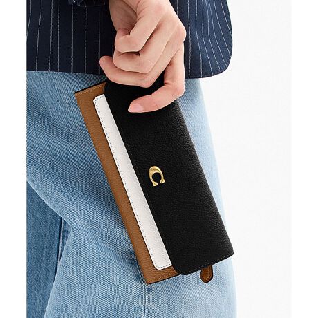 [^ԁFCAO18 B4M2]~ O tbv EHbgEJ[ubNꂽ@\IȃfUC͂̃~Bgɂ҂ȒzłB|bVh yu U[̃J[ubNRpNgȃX^CɁAR[`́gCh̃n[hEFAڂ܂BOɂ͎g₷WbvJ̃}`tKBXibv{^JƁA8̃J[hXbgƎDꂪL܂Btbvɂ́A悭gIDJ[hɕ֗ȃq[[ J[hXbgBy؃u U[ɂāzŐV̋ZpgpNȂ߂Ɗ痿߂ŎdグA؃uG{XH{Rō̂vBN₩ȐFłBϋvAƉꂪڗɂ㎿ȑfނłBE uh̏㎿Ȋvɂ钷zE |bVh yu U[E J[hXbg x 8E Di܂炸Ɏ[\jE XibvJE OɃWbvtKE c9cm x 19.5cm x }`1cmgp̃p\RX}[gtH̉ʐݒ@ɂۂ̃J[ƈقȂČꍇ܂ByCOACHɂāz1941NɃj[[NőnO[ot@bVuhłBƋ@\˔R[`iɂ́AnNtg}Vbvוɂ܂łɍs͂Aō̎gSnƃX^C͂܂BR[`ւNVbN X^CƗDꂽNIeB́Aj[[N }nb^̃tgŁA80NȏOAŏ̃R[`̊viꂽɊmꂽ̂łB1941N̑nƂ璷NoĂh邪ȂR[`̖{BiAϋvA@\AX^Cƌl{uhƎxAWF_[XɎgfUCLxɂAMtgɂ߂łBNGCeBuEfBN^[̃X`A[gEB@[X̃rWƁÃz[^Ełj[[ŃAN󂯓piCN[VujAėEC鐸_ɃCXpCAAN炵悤ɁAîÂs܂B