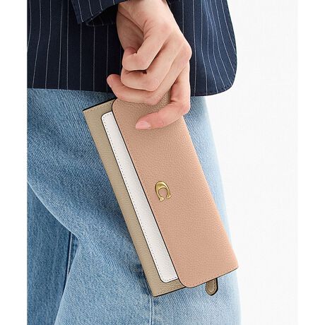 [^ԁFCAO18 B4U3]~ O tbv EHbgEJ[ubNꂽ@\IȃfUC͂̃~Bgɂ҂ȒzłB|bVh yu U[̃J[ubNRpNgȃX^CɁAR[`́gCh̃n[hEFAڂ܂BOɂ͎g₷WbvJ̃}`tKBXibv{^JƁA8̃J[hXbgƎDꂪL܂Btbvɂ́A悭gIDJ[hɕ֗ȃq[[ J[hXbgBy؃u U[ɂāzŐV̋ZpgpNȂ߂Ɗ痿߂ŎdグA؃uG{XH{Rō̂vBN₩ȐFłBϋvAƉꂪڗɂ㎿ȑfނłBE uh̏㎿Ȋvɂ钷zE |bVh yu U[E J[hXbg x 8E Di܂炸Ɏ[\jE XibvJE OɃWbvtKE c9cm x 19.5cm x }`1cmgp̃p\RX}[gtH̉ʐݒ@ɂۂ̃J[ƈقȂČꍇ܂ByCOACHɂāz1941NɃj[[NőnO[ot@bVuhłBƋ@\˔R[`iɂ́AnNtg}Vbvוɂ܂łɍs͂Aō̎gSnƃX^C͂܂BR[`ւNVbN X^CƗDꂽNIeB́Aj[[N }nb^̃tgŁA80NȏOAŏ̃R[`̊viꂽɊmꂽ̂łB1941N̑nƂ璷NoĂh邪ȂR[`̖{BiAϋvA@\AX^Cƌl{uhƎxAWF_[XɎgfUCLxɂAMtgɂ߂łBNGCeBuEfBN^[̃X`A[gEB@[X̃rWƁÃz[^Ełj[[ŃAN󂯓piCN[VujAėEC鐸_ɃCXpCAAN炵悤ɁAîÂs܂B