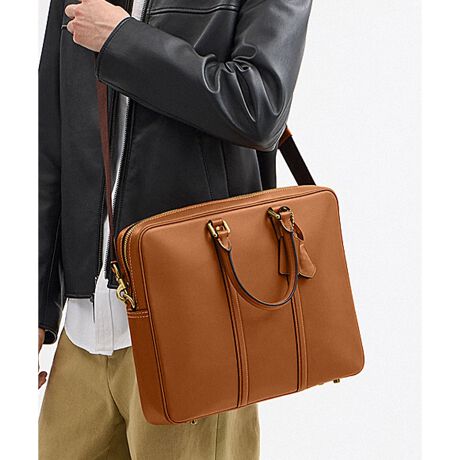 [^ԁFCY796 XU6]g|^ [NobO𐶂rWlXp[\̂߂ɍꂽg|^Bo^[̂悤ɂƂƂi` Ou^ U[ŎdĂAƂtH̒ʋ΁EʊwobOłB̑@\|Pbgɂ͏ނ[B̃X[uɂ͍ő16C`̃m[gp\R܂܂BbNt̃_uWbvJŃZLeBʂSBL[t[hƃnO^OR[`̃NXȕ͋CY܂BgbvnhŎ񂰂ɁAt̃EFrOXgbvt΃nYt[X^Cłg܂Byi` Ou^ U[ɂāz㋉̋iAJYJEnChjɃxW^uȂ߂{A^uhC[ɌJԂ邱ƂɂāA؂Ȃǂ̎Rȕo܂B痿ƐĎdグAN₩ȐFƊv{̎Rȕ\\Ă܂BE uh̊młNtg}VbvŎdグY rWlXg[gobOE i` Ou^ U[E ɃWbv |PbgA@\|PbgE Ƀm[gp\Rp|PbgE WbvJAntE nh{̂܂13cmE O\XgbvA{̂܂ł̒58cmi|΂ߊ|2WAYdljE e x 4E c31cm x 40.5cm x }`6cmE A4TCYA15C` m[gp\RA16C` Macbook Pro܂Ŏ[\E d1510ggp̃p\RX}[gtH̉ʐݒ@ɂۂ̃J[ƈقȂČꍇ܂B