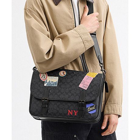 [^ԁFCBF09 A5F]qb` bZW[ obOEVOl`[ LoXEpb`GtH[gXȃX^CƎȋ@\˔qb`Bʋ΁ʊwxɂAlXȃV`G[VɑΉ郁bZW[ obOłBA[JCũ|Xg}obOɒz𓾂X^CAU[ƃVOl`[ LoXōグABe[WȃX[cP[XXebJ[v킹VѐSӂpb`炢܂Bő16C` Macbook ProTCYBtbvtg̓ɁAڂɕ֗ȑ@\|PbgtBÕXibv|Pbgɂ͕Kioꂵ₷[ł܂BE uh̊młNtg}VbvŎdグY bZW[obOE VOl`[ R[ebh LoXAt@Ch J[t U[AX[X U[E ɃWbv |PbgAX}[gtHp|PbgA@\|PbgE OɃXibvt|PbgE XibvJAntE O\XgbvA{̂܂ł̒63cmi|΂ߊ|2WAYdljE c25cm x 32.5cm x }`8cmE A4TCYA14C` m[gp\RA16C` Macbook Pro܂Ŏ[\E d1020ggp̃p\RX}[gtH̉ʐݒ@ɂۂ̃J[ƈقȂČꍇ܂ByCOACHɂāz1941NɃj[[NőnO[ot@bVuhłBƋ@\˔R[`iɂ́AnNtg}Vbvוɂ܂łɍs͂Aō̎gSnƃX^C͂܂BR[`ւNVbN X^CƗDꂽNIeB́Aj[[N }nb^̃tgŁA80NȏOAŏ̃R[`̊viꂽɊmꂽ̂łB1941N̑nƂ璷NoĂh邪ȂR[`̖{BiAϋvA@\AX^Cƌl{uhƎxAWF_[XɎgfUCLxɂAMtgɂ߂łBNGCeBuEfBN^[̃X`A[gEB@[X̃rWƁÃz[^Ełj[[ŃAN󂯓piCN[VujAėEC鐸_ɃCXpCAAN炵悤ɁAîÂs܂B