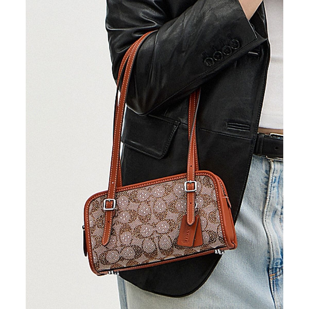 【 COACH 】 スウィング ジップ バッグ 20 COACH® | Swing Zip Bag 20