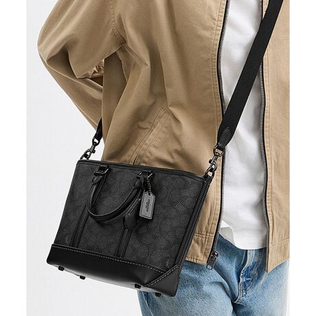 [^ԁFCBF26 CHR]g|^ L[I[ obO 22EVOl`[ LoX𐶂rWlXp[\̂߂ɍꂽg|^Bt@Ch U[ƃVOl`[ LoXŎdĂAƂtH̃L[I[łBԂ22́AOɕ֗ȃ|PbgÃWbv|Pbgɂ͏ނ[BL[t[hƃnO^OR[`̃NXȕ͋CY܂BWbvgbvJ͏ɓ肱ތ`̂߁AAE^[uĎ^łBgbvnhŎ񂰂ɁAt̃EFrOXgbvt΃nYt[X^Cłg܂BE uh̊młNtg}VbvŎdグg[gobOE VOl`[ R[ebh LoXAt@Ch J[t U[E ɃWbv |PbgE OɃ|PbgE Wbv gbvJAntE nh{̂܂8.5cmE O\XgbvA{̂܂ł̒55cmi|΂ߊ|2WAYdljE e x 4E c21cm x 22cm x }`10cmE z[\E d700ggp̃p\RX}[gtH̉ʐݒ@ɂۂ̃J[ƈقȂČꍇ܂ByCOACHɂāz1941NɃj[[NőnO[ot@bVuhłBƋ@\˔R[`iɂ́AnNtg}Vbvוɂ܂łɍs͂Aō̎gSnƃX^C͂܂BR[`ւNVbN X^CƗDꂽNIeB́Aj[[N }nb^̃tgŁA80NȏOAŏ̃R[`̊viꂽɊmꂽ̂łB1941N̑nƂ璷NoĂh邪ȂR[`̖{BiAϋvA@\AX^Cƌl{uhƎxAWF_[XɎgfUCLxɂAMtgɂ߂łBNGCeBuEfBN^[̃X`A[gEB@[X̃rWƁÃz[^Ełj[[ŃAN󂯓piCN[VujAėEC鐸_ɃCXpCAAN炵悤ɁAîÂs܂B