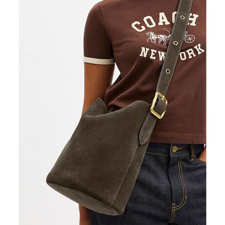 [^ԁFCCC24 B4OL]u[J[ oPbg obO~j}ȃGKgȃfUC͂́Au[J[ oPbgobOBj[[N̐ꂽ͋CYAigɂ҂ȃX^CłBxxbgXG[hōグLXƂL[I[́AhbO[V NbvJŒgяôh܂Bt̕L̃V_[XgbvɐSn悭tBbgBɂ̓Xibv|PbgtBt̃Wbv|[`͏p|[`ƂĂg܂BEuh̊młNtg}VbvŎdグV_[obOEXG[hEɃXibvt|PbgEO\ȃWbv |[`EhbO[V NbvJE\XgbvA{̂܂ł̒36cmEc29.5cm x 28cm x }`17.5cmE11C`iPad ProAz܂Ŏ[\gp̃p\RX}[gtH̉ʐݒ@ɂۂ̃J[ƈقȂČꍇ܂BJ[͊Ǘp̕\LłA^O̕\LƈقȂĂ܂ByCOACHɂāz1941NɃj[[NőnO[ot@bVuhłBƋ@\˔R[`iɂ́AnNtg}Vbvוɂ܂łɍs͂Aō̎gSnƃX^C͂܂BR[`ւNVbN X^CƗDꂽNIeB́Aj[[N }nb^̃tgŁA80NȏOAŏ̃R[`̊viꂽɊmꂽ̂łB1941N̑nƂ璷NoĂh邪ȂR[`̖{BiAϋvA@\AX^Cƌl{uhƎxAWF_[XɎgfUCLxɂAMtgɂ߂łBNGCeBuEfBN^[̃X`A[gEB@[X̃rWƁÃz[^Ełj[[ŃAN󂯓piCN[VujAėEC鐸_ɃCXpCAAN炵悤ɁAîÂs܂B