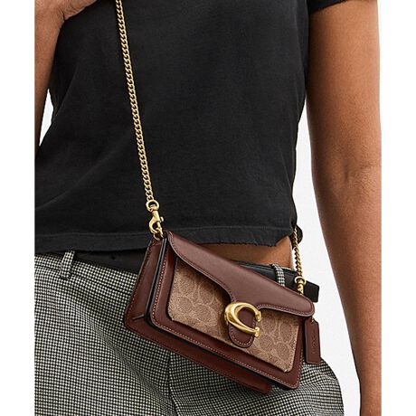 [^ԁFCCD26 B4N4]^r[ `F[ NX{fB obO 19EVOl`[ LoXEuh̏㎿Ȋvɂ~jobOEVOl`[ R[ebh LoXAt@Ch J[t U[EJ[hXbg x 3Eɑ@\|PbgEOɃ|PbgEXibvJAntEO\Xg XgbvEO\`F[XgbvA{̂܂ł̒54.5cmi|΂ߊ|2WAYdljEc10.5cm x 19.5cm x }`4.5cmEiPhone 15 Pro Maxi6.7C`j܂Ŏ[\gp̃p\RX}[gtH̉ʐݒ@ɂۂ̃J[ƈقȂČꍇ܂BJ[͊Ǘp̕\LłA^O̕\LƈقȂĂ܂ByCOACHɂāz1941NɃj[[NőnO[ot@bVuhłBƋ@\˔R[`iɂ́AnNtg}Vbvוɂ܂łɍs͂Aō̎gSnƃX^C͂܂BR[`ւNVbN X^CƗDꂽNIeB́Aj[[N }nb^̃tgŁA80NȏOAŏ̃R[`̊viꂽɊmꂽ̂łB1941N̑nƂ璷NoĂh邪ȂR[`̖{BiAϋvA@\AX^Cƌl{uhƎxAWF_[XɎgfUCLxɂAMtgɂ߂łBNGCeBuEfBN^[̃X`A[gEB@[X̃rWƁÃz[^Ełj[[ŃAN󂯓piCN[VujAėEC鐸_ɃCXpCAAN炵悤ɁAîÂs܂B