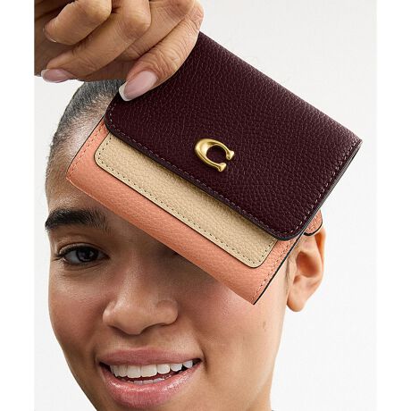 [^ԁFCAO14 B4XD2]~ X[ tbv EHbgEJ[ubNꂽ@\IȃfUC͂̃~Bgɂ҂ȓ܂złB|bVh yu U[̃RpNgȃX^CɁAR[`́gCh̃n[hEFAڂ܂BOɂ͎g₷WbvJ̃}`tKBXibv{^JƁA6̃J[hXbgƎDꂪL܂Btbvɂ́A悭gIDJ[hɕ֗ȃq[[ J[hXbgBy؃u U[ɂāzŐV̋ZpgpNȂ߂Ɗ痿߂ŎdグA؃uG{XH{Rō̂vBN₩ȐFłBϋvAƉꂪڗɂ㎿ȑfނłBEuh̏㎿Ȋvɂ~jzE|bVh yu U[EJ[hXbg x 6EDEXibvJEOɃWbvtKEc9.5cm x 11cm x }`1cmgp̃p\RX}[gtH̉ʐݒ@ɂۂ̃J[ƈقȂČꍇ܂BJ[͊Ǘp̕\LłA^O̕\LƈقȂĂ܂ByCOACHɂāz1941NɃj[[NőnO[ot@bVuhłBƋ@\˔R[`iɂ́AnNtg}Vbvוɂ܂łɍs͂Aō̎gSnƃX^C͂܂BR[`ւNVbN X^CƗDꂽNIeB́Aj[[N }nb^̃tgŁA80NȏOAŏ̃R[`̊viꂽɊmꂽ̂łB1941N̑nƂ璷NoĂh邪ȂR[`̖{BiAϋvA@\AX^Cƌl{uhƎxAWF_[XɎgfUCLxɂAMtgɂ߂łBNGCeBuEfBN^[̃X`A[gEB@[X̃rWƁÃz[^Ełj[[ŃAN󂯓piCN[VujAėEC鐸_ɃCXpCAAN炵悤ɁAîÂs܂B