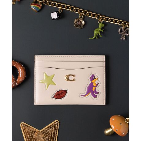 [^ԁFCCD05 B4CAH]GbZV J[h P[XEXebJ[ vgLbVXhɂƂčzɂȂJ[h P[XBt@Ch U[ōグ܂BR[`́gCh̃n[hEFAANZgY܂BJ[hXbg4ɉÃ|Pbgɂ̓J[hLbV[\BĩXbgɃJ[u݂邱ƂŁAJ[h̏oꂪ₷|CgBߗނ̃|PbgɊ荞܂AobO̒ɔE΂X݌vłByt@Ch J[t U[ɂāzNȂ߂̉񐔂𑝂₷Ƃɂ]Ȃ̂菜AyʂłߍׂdグvBȏɂA痿dグ̂ߑN₩ȃJ[\ł܂BJWAȃV[ɍœKȊvłBJEnChJ[t̂悤ɏ_炩ȕɎdグ邱Ƃł̂́AR[`̃U[Ntg}Vbv̎ł郌U[̉HZpɂ̂łBEuh̏㎿ȊvɂJ[hP[XitOgP[XjEt@Ch J[t U[EJ[hXbg x 5Ec7.5cm x 11cmgp̃p\RX}[gtH̉ʐݒ@ɂۂ̃J[ƈقȂČꍇ܂BJ[͊Ǘp̕\LłA^O̕\LƈقȂĂ܂ByCOACHɂāz1941NɃj[[NőnO[ot@bVuhłBƋ@\˔R[`iɂ́AnNtg}Vbvוɂ܂łɍs͂Aō̎gSnƃX^C͂܂BR[`ւNVbN X^CƗDꂽNIeB́Aj[[N }nb^̃tgŁA80NȏOAŏ̃R[`̊viꂽɊmꂽ̂łB1941N̑nƂ璷NoĂh邪ȂR[`̖{BiAϋvA@\AX^Cƌl{uhƎxAWF_[XɎgfUCLxɂAMtgɂ߂łBNGCeBuEfBN^[̃X`A[gEB@[X̃rWƁÃz[^Ełj[[ŃAN󂯓piCN[VujAėEC鐸_ɃCXpCAAN炵悤ɁAîÂs܂B