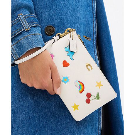 [^ԁFCCD10 B4CAH]GbZV X[ XgbgEXebJ[ vgo^[̂悤ɂƂƂOu^ U[̃XgbgBmX^WbNȃV[v킹FN₩ȃ`[t̗VѐSӂXebJ[vgڂ܂BJ[hALbVAX}[gtHɂ҂̃TCYłBR[`́gCh̃n[hEFAANZgB񂩂炩AƂđ傫߂̃obOɓĂg܂ByOu^ U[ɂāz싅̃O[uCXpCAĊJR[`U[̑\iB㋉̋ɃNȂ߂{vłBrWlXV[łip悤AϋvɗDAڗɂ痿߂Ŏdグ܂BN₩ȃJ[̕\A痿߂̓łBoNωɂ鎿ƌ̖y݂vłBEuh̏㎿ȊvɂXgbvt|[`EOu^ U[EJ[hXbg x 2EWbv gbvJAntEO\Xg XgbvEc12cm x 19cm x }`1.5cmEiPhone 15 Pro Maxi6.7C`j܂Ŏ[\gp̃p\RX}[gtH̉ʐݒ@ɂۂ̃J[ƈقȂČꍇ܂BJ[͊Ǘp̕\LłA^O̕\LƈقȂĂ܂ByCOACHɂāz1941NɃj[[NőnO[ot@bVuhłBƋ@\˔R[`iɂ́AnNtg}Vbvוɂ܂łɍs͂Aō̎gSnƃX^C͂܂BR[`ւNVbN X^CƗDꂽNIeB́Aj[[N }nb^̃tgŁA80NȏOAŏ̃R[`̊viꂽɊmꂽ̂łB1941N̑nƂ璷NoĂh邪ȂR[`̖{BiAϋvA@\AX^Cƌl{uhƎxAWF_[XɎgfUCLxɂAMtgɂ߂łBNGCeBuEfBN^[̃X`A[gEB@[X̃rWƁÃz[^Ełj[[ŃAN󂯓piCN[VujAėEC鐸_ɃCXpCAAN炵悤ɁAîÂs܂B