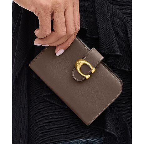 [^ԁFCY234 B4CBD]^r[ EHbgR[`́gCh̃n[hEFAڂA܂~jzB1970NA[JCuĂR[` fUC_ɃAWA_炩OC U[Ŏdグ܂B10w̃J[hXbgADAV[g`Pbg[łI[v|PbgAKp̃Wbv|PbgĂ܂B^r[ RNṼobOƂ̃R[fBl[gył݂ĂBEuh̏㎿Ȋvɂ܂zE\tg OC U[EJ[hXbg x 10EDEɃWbv |PbgAI[v|PbgEXibvJEc9cm x 13.5cm x }`3cmgp̃p\RX}[gtH̉ʐݒ@ɂۂ̃J[ƈقȂČꍇ܂BJ[͊Ǘp̕\LłA^O̕\LƈقȂĂ܂ByCOACHɂāz1941NɃj[[NőnO[ot@bVuhłBƋ@\˔R[`iɂ́AnNtg}Vbvוɂ܂łɍs͂Aō̎gSnƃX^C͂܂BR[`ւNVbN X^CƗDꂽNIeB́Aj[[N }nb^̃tgŁA80NȏOAŏ̃R[`̊viꂽɊmꂽ̂łB1941N̑nƂ璷NoĂh邪ȂR[`̖{BiAϋvA@\AX^Cƌl{uhƎxAWF_[XɎgfUCLxɂAMtgɂ߂łBNGCeBuEfBN^[̃X`A[gEB@[X̃rWƁÃz[^Ełj[[ŃAN󂯓piCN[VujAėEC鐸_ɃCXpCAAN炵悤ɁAîÂs܂B