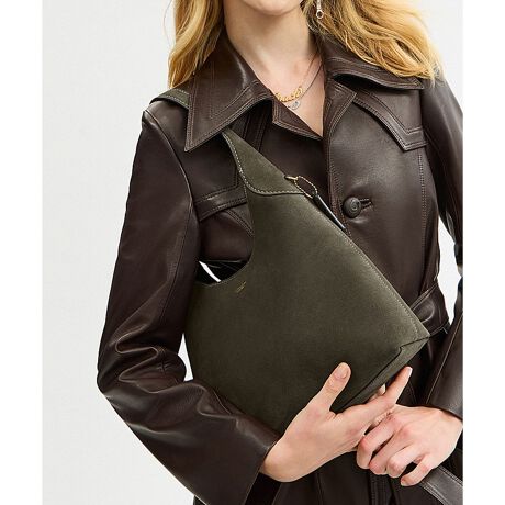 [^ԁFCW637 B4OL]ubN V_[ obO 28킢[▭ȃJ[OƃS[htHCō󂳂ꂽS_Ȉۂ́gBrooklyn Shoulder BagiubN V_[ obOjhBGKgȃ~j} VGbgɁAj[[N̓Ɠȕ͋CYz[{[obOłBvґȂقǏ_炩ȃ_utFCX̃XG[hōグAzƓTCY28BɍLXƂXy[XAKioꂵ₷Xibv|PbgtBL̃V_[XgbvɐSn悭tBbgAוяoɂ}OlbgJ̃X^CłBEuh̊młNtg}VbvŎdグV_[obOEXG[hAOC U[EɃXibvt|PbgE}Olbg XibvJEnh{̂܂26.5cmEc28cm x 28cm x }`8cmE11C`iPad ProAz܂Ŏ[\Ed390ggp̃p\RX}[gtH̉ʐݒ@ɂۂ̃J[ƈقȂČꍇ܂BJ[͊Ǘp̕\LłA^O̕\LƈقȂĂ܂ByCOACHɂāz1941NɃj[[NőnO[ot@bVuhłBƋ@\˔R[`iɂ́AnNtg}Vbvוɂ܂łɍs͂Aō̎gSnƃX^C͂܂BR[`ւNVbN X^CƗDꂽNIeB́Aj[[N }nb^̃tgŁA80NȏOAŏ̃R[`̊viꂽɊmꂽ̂łB1941N̑nƂ璷NoĂh邪ȂR[`̖{BiAϋvA@\AX^Cƌl{uhƎxAWF_[XɎgfUCLxɂAMtgɂ߂łBNGCeBuEfBN^[̃X`A[gEB@[X̃rWƁÃz[^Ełj[[ŃAN󂯓piCN[VujAėEC鐸_ɃCXpCAAN炵悤ɁAîÂs܂B