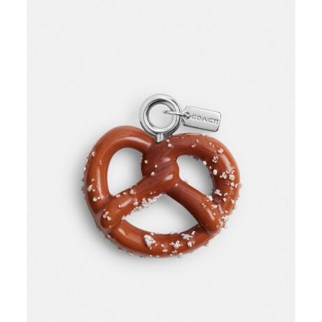 [^ԁFCCQ40 LHBMC]X[ vbcF V[Y `[j[[N̒ԃt[h`[tɂAvbcF̃V[`[BXj[J[V[YɗVѐSӂY܂BV[[XɕtāA炵R[fBl[gył݂āBEWA^Ec3cm x 2.5cm x }`1cmEd3ggp̃p\RX}[gtH̉ʐݒ@ɂۂ̃J[ƈقȂČꍇ܂BJ[͊Ǘp̕\LłA^O̕\LƈقȂĂ܂ByCOACHɂāz1941NɃj[[NőnO[ot@bVuhłBƋ@\˔R[`iɂ́AnNtg}Vbvוɂ܂łɍs͂Aō̎gSnƃX^C͂܂BR[`ւNVbN X^CƗDꂽNIeB́Aj[[N }nb^̃tgŁA80NȏOAŏ̃R[`̊viꂽɊmꂽ̂łB1941N̑nƂ璷NoĂh邪ȂR[`̖{BiAϋvA@\AX^Cƌl{uhƎxAWF_[XɎgfUCLxɂAMtgɂ߂łBNGCeBuEfBN^[̃X`A[gEB@[X̃rWƁÃz[^Ełj[[ŃAN󂯓piCN[VujAėEC鐸_ɃCXpCAAN炵悤ɁAîÂs܂B