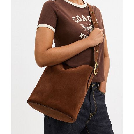 [^ԁFCCC24 B4WBR]u[J[ oPbg obO~j}ȃGKgȃfUC͂́Au[J[ oPbgobOBj[[N̐ꂽ͋CYAigɂ҂ȃX^CłBxxbgXG[hōグLXƂL[I[́AhbO[V NbvJŒgяôh܂Bt̕L̃V_[XgbvɐSn悭tBbgBɂ̓Xibv|PbgtBt̃Wbv|[`͏p|[`ƂĂg܂BEuh̊młNtg}VbvŎdグV_[obOEXG[hEɃXibvt|PbgEO\ȃWbv |[`EhbO[V NbvJE\XgbvA{̂܂ł̒36cmEc29.5cm x 28cm x }`17.5cmE11C`iPad ProAz܂Ŏ[\gp̃p\RX}[gtH̉ʐݒ@ɂۂ̃J[ƈقȂČꍇ܂BJ[͊Ǘp̕\LłA^O̕\LƈقȂĂ܂ByCOACHɂāz1941NɃj[[NőnO[ot@bVuhłBƋ@\˔R[`iɂ́AnNtg}Vbvוɂ܂łɍs͂Aō̎gSnƃX^C͂܂BR[`ւNVbN X^CƗDꂽNIeB́Aj[[N }nb^̃tgŁA80NȏOAŏ̃R[`̊viꂽɊmꂽ̂łB1941N̑nƂ璷NoĂh邪ȂR[`̖{BiAϋvA@\AX^Cƌl{uhƎxAWF_[XɎgfUCLxɂAMtgɂ߂łBNGCeBuEfBN^[̃X`A[gEB@[X̃rWƁÃz[^Ełj[[ŃAN󂯓piCN[VujAėEC鐸_ɃCXpCAAN炵悤ɁAîÂs܂B