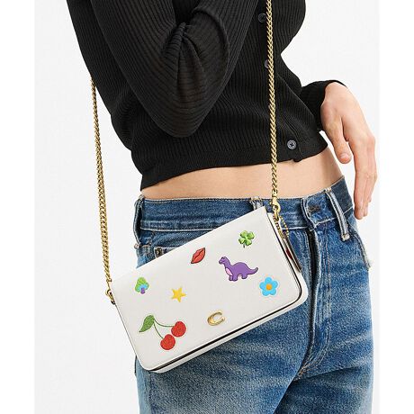 [^ԁFCCD24 B4CAH]~ NX{fB obOEXebJ[ vgXłƂtH͂̃~Bgɂ҂ȃNX{fBobOłBt@Ch U[ƃVOl`[ R[ebh LoXōグtbvtg̃X^CɁAmX^WbNȃV[v킹FN₩ȃXebJ[vgڂ܂BOɕ֗ȃ|PbgAɂ͑@\|PbgtB莝͂At̃`F[XgbvtΌ|΂ߊ|łg܂Bt̃VOl`[ LoX̃Wbv J[hP[X́Aɂ܂TCYB6w̃J[hXbgAP̂łg܂Byt@Ch J[t U[ɂāzNȂ߂̉񐔂𑝂₷Ƃɂ]Ȃ̂菜AyʂłߍׂdグvBȏɂA痿dグ̂ߑN₩ȃJ[\ł܂BJWAȃV[ɍœKȊvłBJEnChJ[t̂悤ɏ_炩ȕɎdグ邱Ƃł̂́AR[`̃U[Ntg}Vbv̎ł郌U[̉HZpɂ̂łBEuh̏㎿Ȋvɂ~jobOEt@Ch J[t U[AVOl`[ R[ebh LoXEɑ@\|PbgEOɃ|PbgEO\ȃWbv |[`AJ[hXbg x 6EXibvJAntEO\`F[XgbvA{̂܂ł̒54.5cmi|΂ߊ|2WAYdljEc12cm x 21cm x }`3cmEiPhone 15 Pro Maxi6.7C`j܂Ŏ[\gp̃p\RX}[gtH̉ʐݒ@ɂۂ̃J[ƈقȂČꍇ܂BJ[͊Ǘp̕\LłA^O̕\LƈقȂĂ܂B