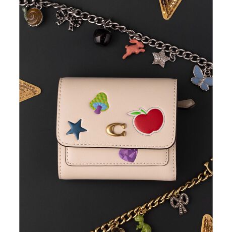 [^ԁFCCD00 B4CAH]~ X[ tbv EHbgEXebJ[ vgꂽ@\IȃfUC͂̃~Bgɂ҂ȓ܂złBt@Ch U[ɁAmX^WbNȃV[v킹FN₩ȃ`[t̗VѐSӂXebJ[vgڂ܂BR[`́gCh̃n[hEFAANZgY܂BOɂ͎g₷WbvJ̃}`tKBXibv{^JƁA6̃J[hXbgƎDꂪL܂Btbvɂ́A悭gIDJ[hɕ֗ȃq[[ J[hXbgByt@Ch J[t U[ɂāzNȂ߂̉񐔂𑝂₷Ƃɂ]Ȃ̂菜AyʂłߍׂdグvBȏɂA痿dグ̂ߑN₩ȃJ[\ł܂BJWAȃV[ɍœKȊvłBJEnChJ[t̂悤ɏ_炩ȕɎdグ邱Ƃł̂́AR[`̃U[Ntg}Vbv̎ł郌U[̉HZpɂ̂łBEuh̏㎿Ȋvɂ~jzEt@Ch J[t U[EJ[hXbg x 6EDEXibvJEOɃWbvtKEc9.5cm x 11cm x }`1cmgp̃p\RX}[gtH̉ʐݒ@ɂۂ̃J[ƈقȂČꍇ܂BJ[͊Ǘp̕\LłA^O̕\LƈقȂĂ܂B