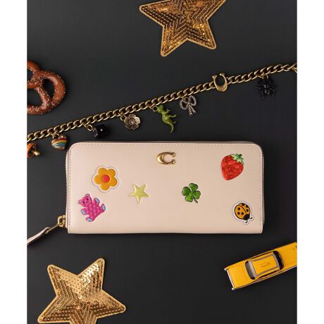 [^ԁFCCC96 B4CAH]GbZV X AR[fBI Wbv EHbgEXebJ[ vgt@Ch U[̒zBmX^WbNȃV[v킹FN₩ȃ`[t̗VѐSӂXebJ[vgڂ܂BJƂƂ肠CeALWbv AEhJłBɂ8w̃J[hXbgA܂炸Ɏ[\ȎDAWbvtKȂǂtĂAKiƎ[ł܂BR[`́gCh̃n[hEFAANZgBÕXbv |Pbgɏނoꂵ₷[ł܂Byt@Ch J[t U[ɂāzNȂ߂̉񐔂𑝂₷Ƃɂ]Ȃ̂菜AyʂłߍׂdグvBȏɂA痿dグ̂ߑN₩ȃJ[\ł܂BJWAȃV[ɍœKȊvłBJEnChJ[t̂悤ɏ_炩ȕɎdグ邱Ƃł̂́AR[`̃U[Ntg}Vbv̎ł郌U[̉HZpɂ̂łBEuh̏㎿Ȋvɂ钷zEt@Ch J[t U[EJ[hXbg x 8EDi܂炸Ɏ[\jEWbvtKEWbvAEhJEOɃ|PbgEc9cm x 19.5cm x }`2cmEiPhone 15/15 Proi6.1C`j܂Ŏ[\gp̃p\RX}[gtH̉ʐݒ@ɂۂ̃J[ƈقȂČꍇ܂BJ[͊Ǘp̕\LłA^O̕\LƈقȂĂ܂B