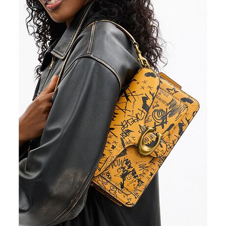 [^ԁFCCQ57 1ZYJL]^r[ V_[ obO 26EOtBeB vg1970NA[JCuĂR[` fUC_ɎdグAACRobOgTabbyi^r[jhBo^[̂悤ɂƂƂOu^ U[ōグAgCh̃n[hEFÃobOłBj[[Ñ_Ci~bNȊ͂ӂ_ȃOtBbN vgڂ܂BzTCY̓ɂ͎d؂|PbgtBڂ₷gqɂȂSz܂BnhănhobOƂāAt̃XgbvtΌ|΂ߊ|2WAYłg܂ByOu^ U[ɂāz싅̃O[uCXpCAĊJR[`U[̑\iB㋉̋ɃNȂ߂{vłBrWlXV[łip悤AϋvɗDAڗɂ痿߂Ŏdグ܂BN₩ȃJ[̕\A痿߂̓łBoNωɂ鎿ƌ̖y݂vłBEuh̊młNtg}VbvŎdグV_[obOEOu^ U[EɃWbv |PbgA@\|PbgEOɃXbv |PbgEXibvJAntEO\V[g XgbvA{̂܂ł̒19.5cmEO\O XgbvA{̂܂ł̒54.5cmi|΂ߊ|2WAYdljEc14cm x 26cm x }`7cmEz[\gp̃p\RX}[gtH̉ʐݒ@ɂۂ̃J[ƈقȂČꍇ܂BJ[͊Ǘp̕\LłA^O̕\LƈقȂĂ܂B