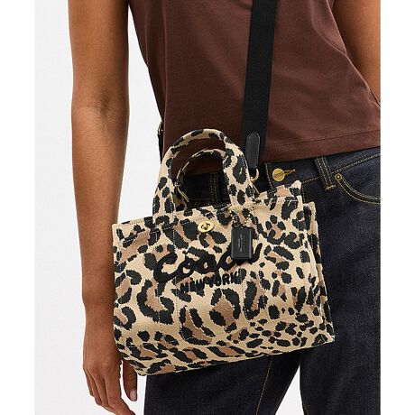 [^ԁFCP769 B4YDU]J[S g[g 26EIp[h vgKvȂ̂i邾j^ׂAyꂵJ[S g[gBR[`̏ナ[h fUCi[{j[EJV1960ÑfUCɒz𓾂_ȃIp[h̃vgɁAR[`̕ML̂̃ShJƃACRjbNȃ^[bNڂ܂BԂȃTCY26́AiPadTCYB2̃|PbgɕKioꂵ₷[Bt̃EFrOXgbvt΁A|΂ߊ|łg܂BWbvgbvJ͏ɓ肱ތ`̂߁AAE^[uĎ^łBWFleBu_ ̗p_ꂩ璲BRbggp*Bnւ̉e}R[`̎g݂_ɂAiACełBǂɂoĂAobN̒ɒnւ̗Dl܂Ă܂B *lFobO{̂̂݁igXgbv͏jBWFleBu_Ƃ́A_n̈ێEĐAlƓy̌S߁AYfzʂ𑝉\ÿێƍĐɖ𗧂܂Biɂ₳IjEuh̊młNtg}VbvŎdグg[gobOELoXATCN U[EWbv gbvJAntEnh{̂܂10cmEOɃ^[bNAXibvt|PbgEO\XgbvA{̂܂ł̒61cmi|΂ߊ|2WAYdlj D݂ŕʔXgbvɕtւăAW\BEiPad[\Ec19.5cm x 26cm x }`13cmEd620ggp̃p\RX}[gtH̉ʐݒ@ɂۂ̃J[ƈقȂČꍇ܂BJ[͊Ǘp̕\LłA^O̕\LƈقȂĂ܂B