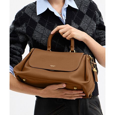 [^ԁFCCC39 B4XJ7]XE`[ [O gbv nh obOgRogue Top Handlei[O gbvnhjh ZAVȃ[hBXE`[ȃVGbgƃ\tgOCU[̎AS[htHC̃S_ȋPvXBRȐ_ASA҂ɂȂŖtꂽACRobÕ[OBق̂Ȍ̂_炩OC U[ōグAƂX^C͂łB[Ȏ㖼ł郉Q[W nhgănhobOƂāA܂͕t̃XgbvgČ|΂ߊ|ƂĂy݂܂BOɃWbvt|PbgA萮ځBtbvtg̃vbVbNgяoɂ܂BEuh̊młNtg}VbvŎdグnhobOE\tg OC U[EɃWbv |PbgEOɃWbv |PbgEvbVbNJAU[ntEnh{̂܂10cmEO\XgbvA{̂܂ł̒54.5cmi|΂ߊ|2WAYdljEe x 4Ec21cm x 35.5cm x }`16cmE11C`iPad ProAz܂Ŏ[\Ed950ggp̃p\RX}[gtH̉ʐݒ@ɂۂ̃J[ƈقȂČꍇ܂BJ[͊Ǘp̕\LłA^O̕\LƈقȂĂ܂ByCOACHɂāz1941NɃj[[NőnO[ot@bVuhłBƋ@\˔R[`iɂ́AnNtg}Vbvוɂ܂łɍs͂Aō̎gSnƃX^C͂܂BWF_[XɎgfUCLxɑAMtgł̂qlɂIтĂ܂BNGCeBuEfBN^[̃X`A[gEB@[X̃rWƁÃz[^Ełj[[ŃAN󂯓piCN[VujAėEC鐸_ɃCXpCAAN炵悤ɁAîÂs܂B