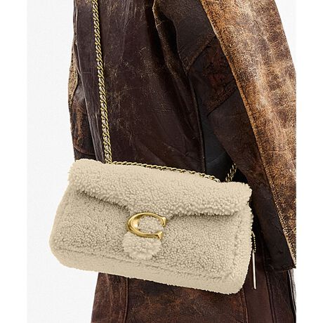 [^ԁFCCC10 B4BE]^r[ V_[ obO 26EVAONVbNŃ~j}Ȕۗj[[N RNVɁA㎿ȃVAÕfBe[AH̃[hYȂ܂ɁB1970NA[JCuĂR[` fUC_ɎdグAACRobOgTabbyi^r[jhBVAOƃX[X U[ōグAgCh̃n[hEFÃobOłBzTCY̓ɂ͎d؂|PbgtBڂ₷gqɂȂSz܂BnhănhobOƂāAt̃XgbvtΌ|΂ߊ|2WAYłg܂BE uh̊młNtg}VbvŎdグV_[obOE VAOAX[X U[E ɃWbv |PbgA}Olbg Xibv |PbgE OɃXbv |PbgE vbVbNJAntE `F[ XgbvA{̂܂ł̒55cmi|΂ߊ|2WAYdljE c15.5cm x 30cm x }`11cmE z[\E d720ggp̃p\RX}[gtH̉ʐݒ@ɂۂ̃J[ƈقȂČꍇ܂BJ[͊Ǘp̕\LłA^O̕\LƈقȂĂ܂ByCOACHɂāz1941NɃj[[NőnO[ot@bVuhłBƋ@\˔R[`iɂ́AnNtg}Vbvוɂ܂łɍs͂Aō̎gSnƃX^C͂܂BWF_[XɎgfUCLxɑAMtgł̂qlɂIтĂ܂BNGCeBuEfBN^[̃X`A[gEB@[X̃rWƁÃz[^Ełj[[ŃAN󂯓piCN[VujAėEC鐸_ɃCXpCAAN炵悤ɁAîÂs܂B