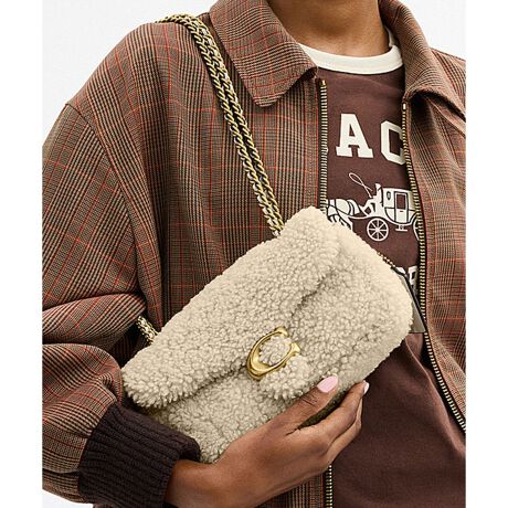 [^ԁFCCC11 B4BE]^r[ V_[ obO 20EVAONVbNŃ~j}Ȕۗj[[N RNVɁA㎿ȃVAÕfBe[AH̃[hYȂ܂ɁB1970NA[JCuĂR[` fUC_ɎdグAACRobOgTabbyi^r[jhBVAOƃX[X U[ōグAgCh̃n[hEFÃobOłB26Ԃȃ~jTCY20́AX}[gtHTCYBt2ނ̃Xgbvg΁A莝͂A|΂ߊ|łg܂BE uh̊młNtg}VbvŎdグV_[obOE VAOAX[X U[E Ƀ}Olbg Xibv |PbgE OɃXbv |PbgE vbVbNJAntE `F[ XgbvA{̂܂ł̒55cmi|΂ߊ|2WAYdljE c12cm x 23.5cm x }`10cmE iPhone 15 Pro Maxi6.7C`j܂Ŏ[\E d440ggp̃p\RX}[gtH̉ʐݒ@ɂۂ̃J[ƈقȂČꍇ܂BJ[͊Ǘp̕\LłA^O̕\LƈقȂĂ܂ByCOACHɂāz1941NɃj[[NőnO[ot@bVuhłBƋ@\˔R[`iɂ́AnNtg}Vbvוɂ܂łɍs͂Aō̎gSnƃX^C͂܂BWF_[XɎgfUCLxɑAMtgł̂qlɂIтĂ܂BNGCeBuEfBN^[̃X`A[gEB@[X̃rWƁÃz[^Ełj[[ŃAN󂯓piCN[VujAėEC鐸_ɃCXpCAAN炵悤ɁAîÂs܂B