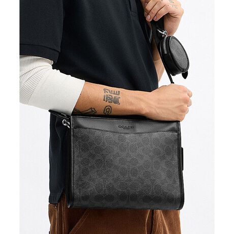 [^ԁFCAG63 OY2]qb` Ro[`u NX{fBEVOl`[ LoXGtH[gXȃX^CƎȋ@\˔qb`Bʋ΁ʊwxɂAlXȃV`G[VɑΉNX{fBłBiPadpⒷzNX{fB |[`ƁAƂĎgnCubh |[`̃ZbgBC̃|[`̓Nb`ƂĂgقAXg XgbvtĎɂAyEFrO Xgbvt΃V_[΂ߊ|2WAYdlƂĂg܂B܂邢|[`ɂ́A悭g[\BNX{fB obOɕtȊOɂAP̂ő傫߂̃obOɋlߍŃobOCobOƂĂ􂵂܂BEuh̏㎿Ȋvɂ郁Y ~jobOi΂߂obOjEVOl`[ R[ebh LoXAt@Ch J[t U[ENX{fB |[`FJ[hXbg x 4AWbv gbvJAntAOɃWbv |PbgA}Olbg Xibvt|PbgEO\Xg XgbvEc20cm x 25cm x }`5.5cmEz[\EnCubh |[`FWbvJAntEc9cm x 9cm x }`2cmEO\XgbvA{̂܂ł̒61cmi|΂ߊ|2WAYdljgp̃p\RX}[gtH̉ʐݒ@ɂۂ̃J[ƈقȂČꍇ܂BJ[͊Ǘp̕\LłA^O̕\LƈقȂĂ܂ByCOACHɂāz1941NɃj[[NőnO[ot@bVuhłBƋ@\˔R[`iɂ́AnNtg}Vbvוɂ܂łɍs͂Aō̎gSnƃX^C͂܂BWF_[XɎgfUCLxɑAMtgł̂qlɂIтĂ܂BNGCeBuEfBN^[̃X`A[gEB@[X̃rWƁÃz[^Ełj[[ŃAN󂯓piCN[VujAėEC鐸_ɃCXpCAAN炵悤ɁAîÂs܂B