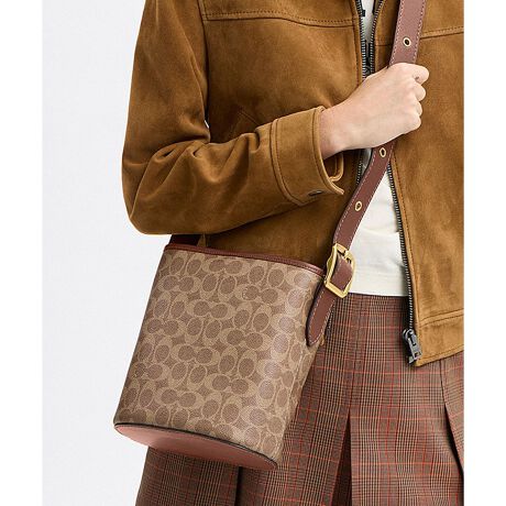 [^ԁFCCX06 B4N4]u[J[ oPbg obO 21EVOl`[ LoXy₩Ŋۂ݂̂oPbg^̃VGbgɁA~j}ŃGKgȃfUC͂́A gBleecker Bucket Bagiu[J[ oPbg obOjhBj[[N̐ꂽ͋CYAigɂ҂ȃX^CłBVOl`[ LoXƏ_炩ȎG肪͂̃i` OC U[ōグԂ21́AhbO[V NbvJŒgяôh܂Bt̕L̃V_[ XgbvɐSn悭tBbgBɂ̓Xibv |PbgtBt̃Wbv |[`͏p|[`ƂĂg܂BEVOl`[ R[ebh LoXAi` OC U[EɃXibvt|PbgEO\ȃWbv |[`EhbO[V NbvJE\XgbvA{̂܂ł̒46cmEc21.5cm x 21cm x }`12cmEiPhone 15 Pro Maxi6.7C`j܂Ŏ[\Ed560ggp̃p\RX}[gtH̉ʐݒ@ɂۂ̃J[ƈقȂČꍇ܂BJ[͊Ǘp̕\LłA^O̕\LƈقȂĂ܂ByCOACHɂāz1941NɃj[[NőnO[ot@bVuhłBƋ@\˔R[`iɂ́AnNtg}Vbvוɂ܂łɍs͂Aō̎gSnƃX^C͂܂BWF_[XɎgfUCLxɑAMtgł̂qlɂIтĂ܂BNGCeBuEfBN^[̃X`A[gEB@[X̃rWƁÃz[^Ełj[[ŃAN󂯓piCN[VujAėEC鐸_ɃCXpCAAN炵悤ɁAîÂs܂B