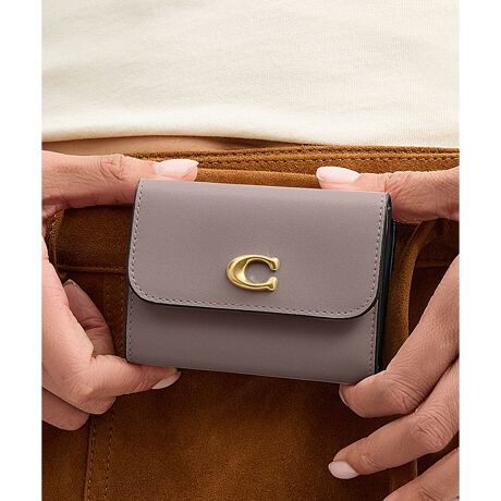 [^ԁFCBF60 B4YLZ]GbZV J[h z_[ EHbgEJ[ubNRpNgȃfUCȂ琮ڂ₷AJ[hz_[t܂zBJ[ubÑt@Ch U[ɃR[`́gCh̃n[hEFAڂ܂B~jTCY̓4̃J[hXbgAD[Bt̃XibvJ[hP[X́AJ[hXbgƊg}`tWbv|PbgĂAƂłɒP̂łg܂Byt@Ch J[t U[ɂāzNȂ߂̉񐔂𑝂₷Ƃɂ]Ȃ̂菜AyʂłߍׂdグvBȏɂA痿dグ̂ߑN₩ȃJ[\ł܂BJWAȃV[ɍœKȊvłBJEnChJ[t̂悤ɏ_炩ȕɎdグ邱Ƃł̂́AR[`̃U[Ntg}Vbv̎ł郌U[̉HZpɂ̂łBEuh̏㎿Ȋvɂ~jzEt@Ch J[t U[EJ[hXbg x 4EDEXibvJEO\J[h P[XAJ[hXbg x 1AWbv |PbgEc7.5cm x 10cm x }`2cmgp̃p\RX}[gtH̉ʐݒ@ɂۂ̃J[ƈقȂČꍇ܂BJ[͊Ǘp̕\LłA^O̕\LƈقȂĂ܂ByCOACHɂāz1941NɃj[[NőnO[ot@bVuhłBƋ@\˔R[`iɂ́AnNtg}Vbvוɂ܂łɍs͂Aō̎gSnƃX^C͂܂BWF_[XɎgfUCLxɑAMtgł̂qlɂIтĂ܂BNGCeBuEfBN^[̃X`A[gEB@[X̃rWƁÃz[^Ełj[[ŃAN󂯓piCN[VujAėEC鐸_ɃCXpCAAN炵悤ɁAîÂs܂B