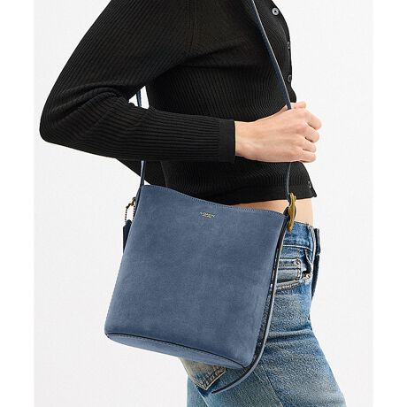 [^ԁFCCW84 B4LD]u[J[ oPbg obO 21~j}ȃGKgȃfUC͂́Au[J[ oPbgobOBj[[N̐ꂽ͋CYAigɂ҂ȃX^CłBxxbgXG[hōグԂ21́AhbO[V NbvJŒgяôh܂Bt̕L̃V_[XgbvɐSn悭tBbgBɂ̓Xibv|PbgtBt̃Wbv|[`͏p|[`ƂĂg܂BEuh̊młNtg}VbvŎdグV_[obOEXG[hEɃXibvt|PbgEO\ȃWbv |[`EhbO[V NbvJE\XgbvA{̂܂ł̒46cmEc21.5cm x 21cm x }`12cmEiPhone 15 Pro Maxi6.7C`j܂Ŏ[\Ed570ggp̃p\RX}[gtH̉ʐݒ@ɂۂ̃J[ƈقȂČꍇ܂BJ[͊Ǘp̕\LłA^O̕\LƈقȂĂ܂ByCOACHɂāz1941NɃj[[NőnO[ot@bVuhłBƋ@\˔R[`iɂ́AnNtg}Vbvוɂ܂łɍs͂Aō̎gSnƃX^C͂܂BWF_[XɎgfUCLxɑAMtgł̂qlɂIтĂ܂BNGCeBuEfBN^[̃X`A[gEB@[X̃rWƁÃz[^Ełj[[ŃAN󂯓piCN[VujAėEC鐸_ɃCXpCAAN炵悤ɁAîÂs܂B