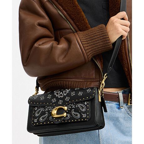 [^ԁFCCW86 B4BK]^r[ V_[ obO 26Eo_i GxbVg1970NA[JCuĂR[` fUC_ɎdグAACRobOgTabbyi^r[jhBLȏ_炩G̃i` OC U[łƍグAgCh̃n[hEFÃobOłBzTCY̓ɂ͎d؂|PbgtBڂ₷gqɂȂSz܂BÕWbv|Pbgɂ͕Kioꂵ₷[BnhănhobOƂāAt̃XgbvtΌ|΂ߊ|2WAYłg܂BEi` OC U[EɃXibv |PbgA@\|PbgEOɃWbv |PbgEXibvJAU[ntEO\V[g XgbvA{̂܂ł̒24cmEO\O XgbvA{̂܂ł̒54.5cmi|΂ߊ|2WAYdljEc14cm x 25.5cm x }`6.5cmEz[\Ed690ggp̃p\RX}[gtH̉ʐݒ@ɂۂ̃J[ƈقȂČꍇ܂BJ[͊Ǘp̕\LłA^O̕\LƈقȂĂ܂ByCOACHɂāz1941NɃj[[NőnO[ot@bVuhłBƋ@\˔R[`iɂ́AnNtg}Vbvוɂ܂łɍs͂Aō̎gSnƃX^C͂܂BWF_[XɎgfUCLxɑAMtgł̂qlɂIтĂ܂BNGCeBuEfBN^[̃X`A[gEB@[X̃rWƁÃz[^Ełj[[ŃAN󂯓piCN[VujAėEC鐸_ɃCXpCAAN炵悤ɁAîÂs܂B