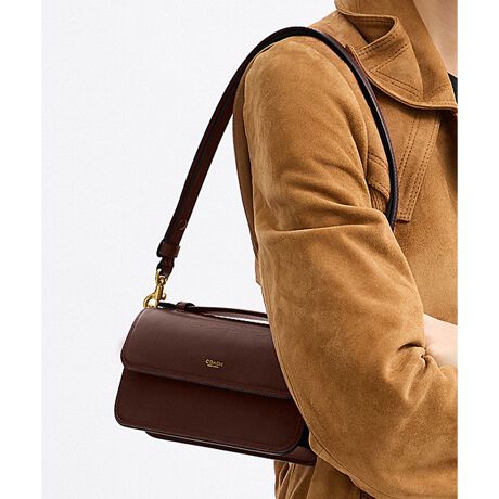 [^ԁFCCY30 B4MPL]G[ gbv nh NX{fB obO킸܂܂ȃV[Ŋ􂵂ĂAꂽVGbg͂̃G[B̃tbvtg̃X^CłBt@Ch U[ŎdĂobO̓ɁAł̕Ki[ł܂BNb` obOƂĂ͂AgbvnhĎ񂰂ɁAt̃Xgbv̒𒲐߂Č|΂ߊ|2WAYłg܂Byt@Ch J[t U[ɂāzNȂ߂̉񐔂𑝂₷Ƃɂ]Ȃ̂菜AyʂłߍׂdグvBȏɂA痿dグ̂ߑN₩ȃJ[\ł܂BJWAȃV[ɍœKȊvłBJEnChJ[t̂悤ɏ_炩ȕɎdグ邱Ƃł̂́AR[`̃U[Ntg}Vbv̎ł郌U[̉HZpɂ̂łBEt@Ch J[t U[EJ[hXbg x 1EɃWbv |PbgEXibvJAntEnh{̂܂3cmEO\XgbvA{̂܂ł̒49.5cmi|΂ߊ|2WAYdljEc11cm x 21cm x }`4.5cmEiPhone 15 Pro Maxi6.7C`j܂Ŏ[\gp̃p\RX}[gtH̉ʐݒ@ɂۂ̃J[ƈقȂČꍇ܂BJ[͊Ǘp̕\LłA^O̕\LƈقȂĂ܂ByCOACHɂāz1941NɃj[[NőnO[ot@bVuhłBƋ@\˔R[`iɂ́AnNtg}Vbvוɂ܂łɍs͂Aō̎gSnƃX^C͂܂BWF_[XɎgfUCLxɑAMtgł̂qlɂIтĂ܂BNGCeBuEfBN^[̃X`A[gEB@[X̃rWƁÃz[^Ełj[[ŃAN󂯓piCN[VujAėEC鐸_ɃCXpCAAN炵悤ɁAîÂs܂B