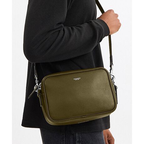 [^ԁFCCB51 OLV]fBI J obOBe[WȃJobOɒz𓾂~j}ȃfUC͂́AWI J obOB̕Ki܂܂BLȏ_炩G̃i` OC U[ōグA_uWbvJ̃X^CłB̃Xibv|Pbgɏނ[BÕ|PbgɕKioꂵ₷[ł܂Bt̃Xgbvt΁A|΂ߊ|łg܂BEuh̏㎿Ȋvɂ郁Y ~jobOi΂߂obOjEi` OC U[EɃXibvt|PbgEOɃ}Olbg Xibv |PbgEWbvJAntEO\XgbvA{̂܂ł̒55cmi|΂ߊ|2WAYdljEc15cm x 23cm x }`6.5cmEz[\Ed550ggp̃p\RX}[gtH̉ʐݒ@ɂۂ̃J[ƈقȂČꍇ܂BJ[͊Ǘp̕\LłA^O̕\LƈقȂĂ܂ByCOACHɂāz1941NɃj[[NőnO[ot@bVuhłBƋ@\˔R[`iɂ́AnNtg}Vbvוɂ܂łɍs͂Aō̎gSnƃX^C͂܂BWF_[XɎgfUCLxɑAMtgł̂qlɂIтĂ܂BNGCeBuEfBN^[̃X`A[gEB@[X̃rWƁÃz[^Ełj[[ŃAN󂯓piCN[VujAėEC鐸_ɃCXpCAAN炵悤ɁAîÂs܂B