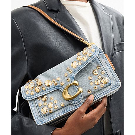 [^ԁFCCW92 B4SV]^r[ V_[ obO 26ENX^1970NA[JCuĂR[` fUC_ɎdグAACRobOgTabbyi^r[jhBgCh̃n[hEFÃobOłB܂΂䂢Pfj̃fUCɃEGX^͋̕CY܂BoPb^ U[ƁABe[W̃NX^̋PYCgEHbV fjōグ܂BzTCY̓ɂ͎d؂|PbgtBڂ₷gqɂȂSz܂BÕWbv|Pbgɂ͕Kioꂵ₷[BnhănhobOƂāAt̃XgbvtΌ|΂ߊ|2WAYłg܂B̃fj̃fUĆA_nێEĐAlAy̌SƐY߁AYfzʂ𑝉郊WFleBu_Ƃ̗p_ꂩ璲BRbggpĂ܂igjBnւ̉e}R[`̎g݂_ɂAiACełBEfjAoPb^ U[EɃXibv |PbgA@\|PbgEOɃWbv |PbgEXibvJAntEO\V[g XgbvA{̂܂ł̒24cmEO\O XgbvA{̂܂ł̒54.5cmi|΂ߊ|2WAYdljEc14cm x 25.5cm x }`6.5cmEz[\Ed650ggp̃p\RX}[gtH̉ʐݒ@ɂۂ̃J[ƈقȂČꍇ܂BJ[͊Ǘp̕\LłA^O̕\LƈقȂĂ܂ByCOACHɂāz1941NɃj[[NőnO[ot@bVuhłBƋ@\˔R[`iɂ́AnNtg}Vbvוɂ܂łɍs͂Aō̎gSnƃX^C͂܂BWF_[XɎgfUCLxɑAMtgł̂qlɂIтĂ܂BNGCeBuEfBN^[̃X`A[gEB@[X̃rWƁÃz[^Ełj[[ŃAN󂯓piCN[VujAėEC鐸_ɃCXpCAAN炵悤ɁAîÂs܂B