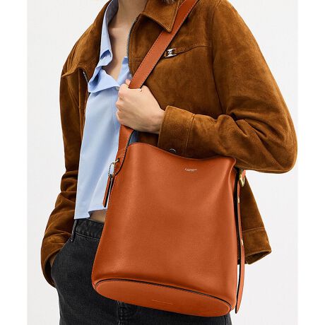 [^ԁFCCC23 B4TF]u[J[ oPbg obO~j}ȃGKgȃfUC͂́Au[J[ oPbgobOBj[[N̐ꂽ͋CYAigɂ҂ȃX^CłBLȏ_炩G̃i` OC U[ōグLXƂL[I[́AhbO[V NbvJŒgяôh܂Bt̕L̃V_[XgbvɐSn悭tBbgBɂ̓Xibv|PbgtBt̃Wbv|[`͏p|[`ƂĂg܂BEuh̊młNtg}VbvŎdグV_[obOEi` OC U[EɃXibvt|PbgEO\ȃWbv |[`EhbO[V NbvJE\XgbvA{̂܂ł̒36cmEc29.5cm x 28cm x }`17.5cmE11C`iPad ProAz܂Ŏ[\Ed820ggp̃p\RX}[gtH̉ʐݒ@ɂۂ̃J[ƈقȂČꍇ܂BJ[͊Ǘp̕\LłA^O̕\LƈقȂĂ܂ByCOACHɂāz1941NɃj[[NőnO[ot@bVuhłBƋ@\˔R[`iɂ́AnNtg}Vbvוɂ܂łɍs͂Aō̎gSnƃX^C͂܂BWF_[XɎgfUCLxɑAMtgł̂qlɂIтĂ܂BNGCeBuEfBN^[̃X`A[gEB@[X̃rWƁÃz[^Ełj[[ŃAN󂯓piCN[VujAėEC鐸_ɃCXpCAAN炵悤ɁAîÂs܂B