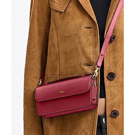 [^ԁFCCY30 B4YLH]G[ gbv nh NX{fB obO킸܂܂ȃV[Ŋ􂵂ĂAꂽVGbg͂̃G[B̃tbvtg̃X^CłBt@Ch U[ŎdĂobO̓ɁAł̕Ki[ł܂BNb` obOƂĂ͂AgbvnhĎ񂰂ɁAt̃Xgbv̒𒲐߂Č|΂ߊ|2WAYłg܂Byt@Ch J[t U[ɂāzNȂ߂̉񐔂𑝂₷Ƃɂ]Ȃ̂菜AyʂłߍׂdグvBȏɂA痿dグ̂ߑN₩ȃJ[\ł܂BJWAȃV[ɍœKȊvłBJEnChJ[t̂悤ɏ_炩ȕɎdグ邱Ƃł̂́AR[`̃U[Ntg}Vbv̎ł郌U[̉HZpɂ̂łBEt@Ch J[t U[EJ[hXbg x 1EɃWbv |PbgEXibvJAntEnh{̂܂3cmEO\XgbvA{̂܂ł̒49.5cmi|΂ߊ|2WAYdljEc11cm x 21cm x }`4.5cmEiPhone 15 Pro Maxi6.7C`j܂Ŏ[\gp̃p\RX}[gtH̉ʐݒ@ɂۂ̃J[ƈقȂČꍇ܂BJ[͊Ǘp̕\LłA^O̕\LƈقȂĂ܂ByCOACHɂāz1941NɃj[[NőnO[ot@bVuhłBƋ@\˔R[`iɂ́AnNtg}Vbvוɂ܂łɍs͂Aō̎gSnƃX^C͂܂BWF_[XɎgfUCLxɑAMtgł̂qlɂIтĂ܂BNGCeBuEfBN^[̃X`A[gEB@[X̃rWƁÃz[^Ełj[[ŃAN󂯓piCN[VujAėEC鐸_ɃCXpCAAN炵悤ɁAîÂs܂B