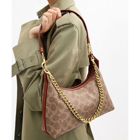 [^ԁFCAM26 B4XHG]WGbg V_[ obO 25EVOl`[ LoX^CXȃX^CɂЂ˂WGbgBƂ̐ꂽVGbgɁAR[`́gCh̃n[hEFAڂ܂BIWif⏬Ԃ25́AzTCYBVOl`[ LoXƃt@Ch U[ōグ܂BC[͎d؂̂ȂfUCB|PbgɕKi[ł܂Bt̃`F[XgbvAV[gV_[XgbvANX{fBXgbvg邱ƂŁA莝⌨|͂A΂ߊ|łg܂BobOɕKvȗvfقڂׂĔAX^CbVŋ@\IȃobOłBEuh̊młNtg}VbvŎdグV_[obOEVOl`[ R[ebh LoXAt@Ch J[t U[EɃXibvt|PbgEWbv gbvJAntEO\V[g XgbvA29cmEO\`F[ XgbvA29cmEO\O XgbvA{̂܂ł̒54.5cmi|΂ߊ|2WAYdljEc11.5cm x 27.5cm x }`10.5cmEz[\Ed470ggp̃p\RX}[gtH̉ʐݒ@ɂۂ̃J[ƈقȂČꍇ܂BJ[͊Ǘp̕\LłA^O̕\LƈقȂĂ܂ByCOACHɂāz1941NɃj[[NőnO[ot@bVuhłBƋ@\˔R[`iɂ́AnNtg}Vbvוɂ܂łɍs͂Aō̎gSnƃX^C͂܂BWF_[XɎgfUCLxɑAMtgł̂qlɂIтĂ܂BNGCeBuEfBN^[̃X`A[gEB@[X̃rWƁÃz[^Ełj[[ŃAN󂯓piCN[VujAėEC鐸_ɃCXpCAAN炵悤ɁAîÂs܂B