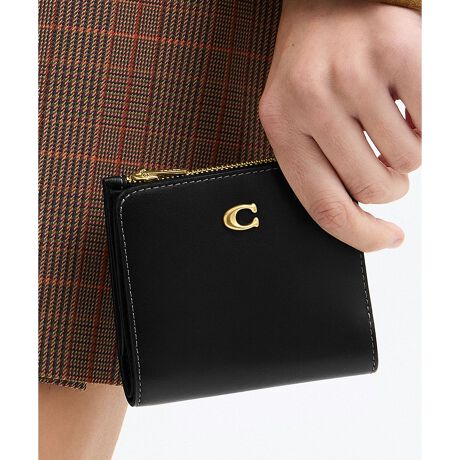 [^ԁFCCY13 B4BK]GbZV X rtH[h EHbgyt@Ch J[t U[ɂāzNȂ߂̉񐔂𑝂₷Ƃɂ]Ȃ̂菜AyʂłߍׂdグvBȏɂA痿dグ̂ߑN₩ȃJ[\ł܂BJWAȃV[ɍœKȊvłBJEnChJ[t̂悤ɏ_炩ȕɎdグ邱Ƃł̂́AR[`̃U[Ntg}Vbv̎ł郌U[̉HZpɂ̂łBEt@Ch J[t U[EJ[hXbg x 6EDEXibvJEWbvtRC P[XEc9.5cm x 10.5cm x }`2.5cmgp̃p\RX}[gtH̉ʐݒ@ɂۂ̃J[ƈقȂČꍇ܂BJ[͊Ǘp̕\LłA^O̕\LƈقȂĂ܂ByCOACHɂāz1941NɃj[[NőnO[ot@bVuhłBƋ@\˔R[`iɂ́AnNtg}Vbvוɂ܂łɍs͂Aō̎gSnƃX^C͂܂BWF_[XɎgfUCLxɑAMtgł̂qlɂIтĂ܂BNGCeBuEfBN^[̃X`A[gEB@[X̃rWƁÃz[^Ełj[[ŃAN󂯓piCN[VujAėEC鐸_ɃCXpCAAN炵悤ɁAîÂs܂B