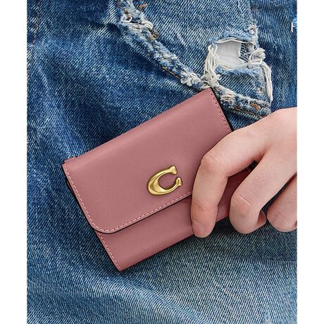 [^ԁFCZ111 B4PY]GbZV J[h z_[ EHbgRpNgȃfUCȂ琮ڂ₷AJ[hz_[tO܂zBt@Ch U[ɃR[`́gCh̃n[hEFAڂ܂B~jTCY̓4̃J[hXbgAD[Bt̃XibvJ[hP[X́AJ[hXbgƊg}`tWbv|PbgĂAƂłɒP̂łg܂Byt@Ch J[t U[ɂāzNȂ߂̉񐔂𑝂₷Ƃɂ]Ȃ̂菜AyʂłߍׂdグvBȏɂA痿dグ̂ߑN₩ȃJ[\ł܂BJWAȃV[ɍœKȊvłBJEnChJ[t̂悤ɏ_炩ȕɎdグ邱Ƃł̂́AR[`̃U[Ntg}Vbv̎ł郌U[̉HZpɂ̂łBEuh̏㎿Ȋvɂ~jzEt@Ch J[t U[EJ[hXbg x 4EDEXibvJEO\J[h P[XAJ[hXbg x 1AWbv |PbgEc7.5cm x 10cm x }`2cmgp̃p\RX}[gtH̉ʐݒ@ɂۂ̃J[ƈقȂČꍇ܂BJ[͊Ǘp̕\LłA^O̕\LƈقȂĂ܂ByCOACHɂāz1941NɃj[[NőnO[ot@bVuhłBƋ@\˔R[`iɂ́AnNtg}Vbvוɂ܂łɍs͂Aō̎gSnƃX^C͂܂BWF_[XɎgfUCLxɑAMtgł̂qlɂIтĂ܂BNGCeBuEfBN^[̃X`A[gEB@[X̃rWƁÃz[^Ełj[[ŃAN󂯓piCN[VujAėEC鐸_ɃCXpCAAN炵悤ɁAîÂs܂B