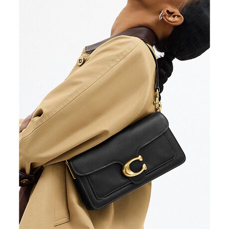 [^ԁFCCX04 B4BK]^r[ V_[ obO 261970NA[JCuĂR[` fUC_ɎdグAACRobOgTabbyi^r[jhBLȏ_炩G̃i` OC U[łƍグAgCh̃n[hEFÃobOłBzTCY̓ɂ͎d؂|PbgtBڂ₷gqɂȂSz܂BÕWbv|Pbgɂ͕Kioꂵ₷[BnhănhobOƂāAt̃XgbvtΌ|΂ߊ|2WAYłg܂BEi` OC U[EɃXibv |PbgA@\|PbgEOɃWbv |PbgEXibvJAU[ntEO\V[g XgbvA{̂܂ł̒24cmEO\O XgbvA{̂܂ł̒54.5cmi|΂ߊ|2WAYdljEc14cm x 25.5cm x }`6.5cmEz[\Ed680ggp̃p\RX}[gtH̉ʐݒ@ɂۂ̃J[ƈقȂČꍇ܂BJ[͊Ǘp̕\LłA^O̕\LƈقȂĂ܂ByCOACHɂāz1941NɃj[[NőnO[ot@bVuhłBƋ@\˔R[`iɂ́AnNtg}Vbvוɂ܂łɍs͂Aō̎gSnƃX^C͂܂BWF_[XɎgfUCLxɑAMtgł̂qlɂIтĂ܂BNGCeBuEfBN^[̃X`A[gEB@[X̃rWƁÃz[^Ełj[[ŃAN󂯓piCN[VujAėEC鐸_ɃCXpCAAN炵悤ɁAîÂs܂B