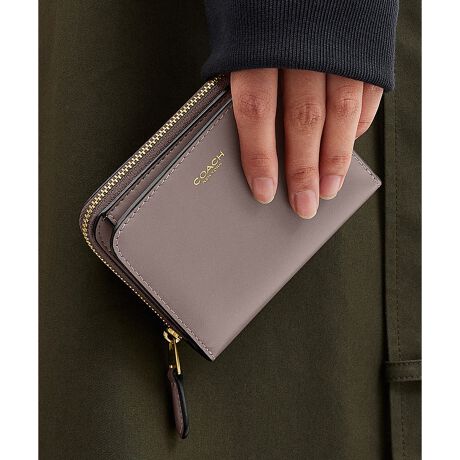 [^ԁFCW564 B4AH]j[[N rtH[h EHbgI[ZeBbNȃj[[N_ɃI}[WAR[`̃we[WfiƂ܂~jzBt@Ch U[ɃR[`́gCh̃n[hEFAڂ܂B3ӂɑ傫JK|PbǵAV[gCtH̎[ɂ֗Ȏd؂tBXibvOƁA8w̃J[hXbgƎDꂪL܂Byt@Ch J[t U[ɂāzNȂ߂̉񐔂𑝂₷Ƃɂ]Ȃ̂菜AyʂłߍׂdグvBȏɂA痿dグ̂ߑN₩ȃJ[\ł܂BJWAȃV[ɍœKȊvłBJEnChJ[t̂悤ɏ_炩ȕɎdグ邱Ƃł̂́AR[`̃U[Ntg}Vbv̎ł郌U[̉HZpɂ̂łBEuh̏㎿Ȋvɂ~jzEt@Ch J[t U[EJ[hXbg x 8EDEXibvJEOɃWbvtKEc9.5cm x 11cm x }`1.5cmgp̃p\RX}[gtH̉ʐݒ@ɂۂ̃J[ƈقȂČꍇ܂BJ[͊Ǘp̕\LłA^O̕\LƈقȂĂ܂ByCOACHɂāz1941NɃj[[NőnO[ot@bVuhłBƋ@\˔R[`iɂ́AnNtg}Vbvוɂ܂łɍs͂Aō̎gSnƃX^C͂܂BWF_[XɎgfUCLxɑAMtgł̂qlɂIтĂ܂BNGCeBuEfBN^[̃X`A[gEB@[X̃rWƁÃz[^Ełj[[ŃAN󂯓piCN[VujAėEC鐸_ɃCXpCAAN炵悤ɁAîÂs܂B